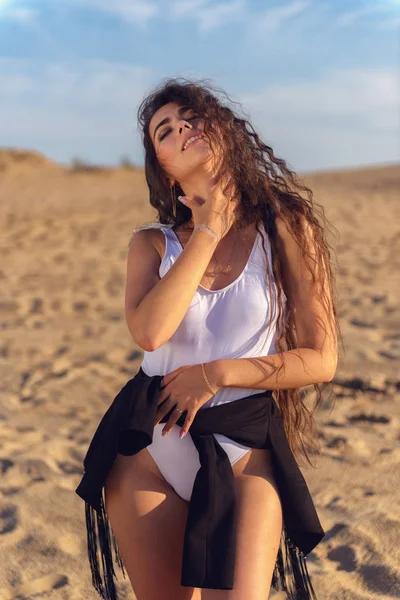 Beautiful Young Brunette Woman Beach Hot Day — Stock Photo, Image