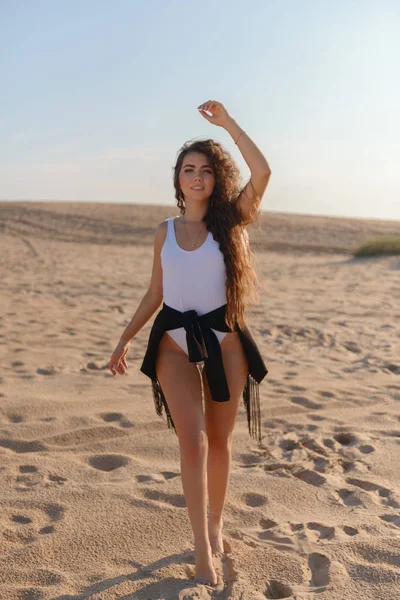 砂漠の美しい若い女の子 — ストック写真