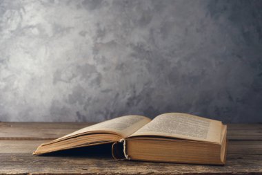 Masanın üzerinde açık bir kitap