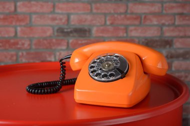 Kırmızı arka planda Vintage turuncu telefon - yakın çekim