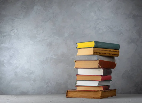 Montón Libros Sobre Mesa —  Fotos de Stock