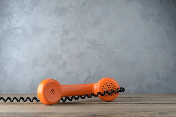 De handset op de houten tafel — Stockfoto