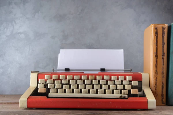Alte Rote Schreibmaschine Und Bücher — Stockfoto