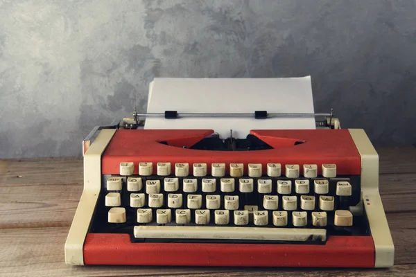 Винтажная пишущая машинка на столе — стоковое фото
