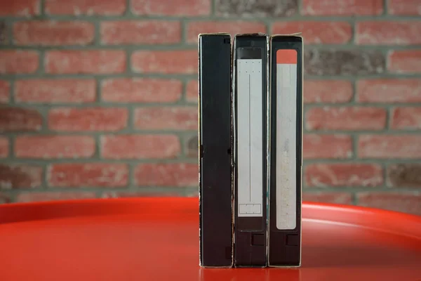 VHS-videoband på bakgrunden av väggen — Stockfoto