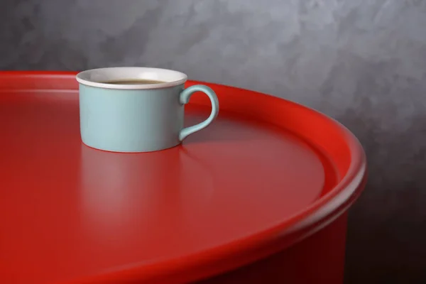 Голубая чашка кофе на фоне стены — стоковое фото