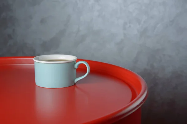Чашка кофе на фоне стены — стоковое фото