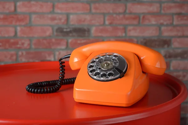 Teléfono naranja vintage sobre fondo rojo - primer plano — Foto de Stock