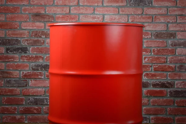 Stor röd pipa på tegelvägg bakgrund — Stockfoto