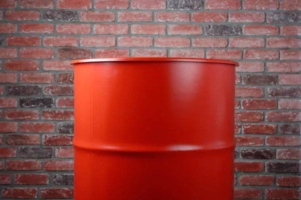 Barril vermelho no fundo da parede de tijolo — Fotografia de Stock
