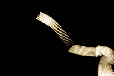 Siyah arka plan üzerinde altın ışık dokusu