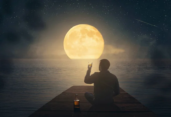 Hombre Bebiendo Whisky Mirando Luna Junto Mar —  Fotos de Stock