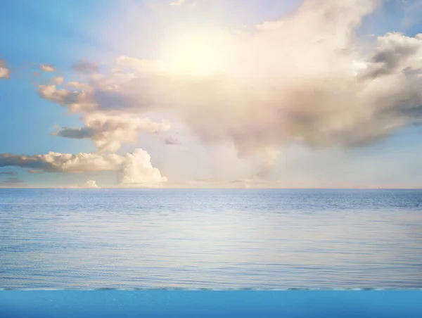 Прекрасне Море Блакитне Небо Хмарами Сонцем — стокове фото
