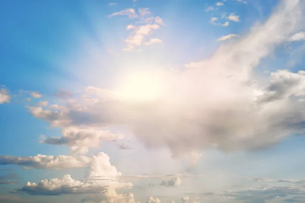 Όμορφο Μπλε Ουρανό Σύννεφα Και Ήλιο — Φωτογραφία Αρχείου