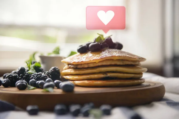 Pancakes with blackberries, blueberries and mint with notificati — Stock Photo, Image