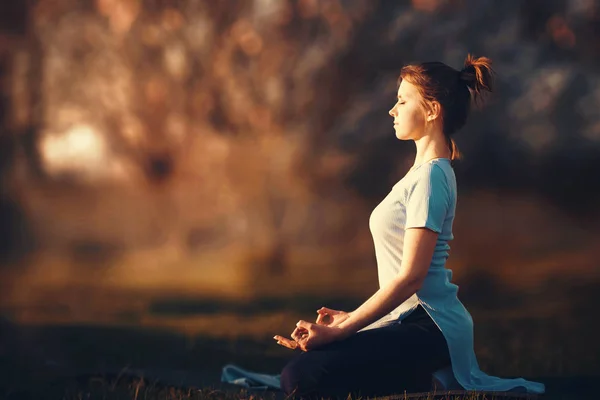 Vrouw Mediteren Stralen Van Ondergaande Zon — Stockfoto