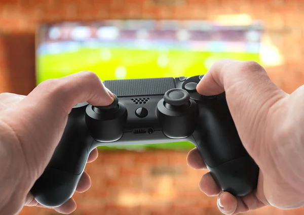 Gamepad Nas Mãos Jogando Videogames Futebol — Fotografia de Stock