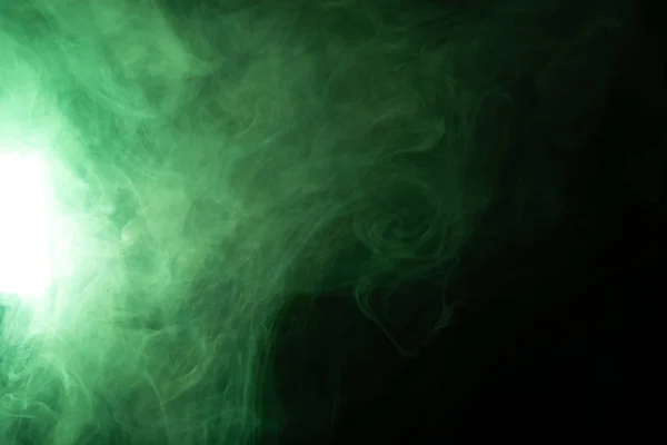 Fumo Verde Sfondo Nero Sotto Riflettori — Foto Stock