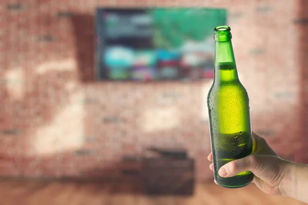 Hombre Viendo Televisión Con Cerveza Fría —  Fotos de Stock