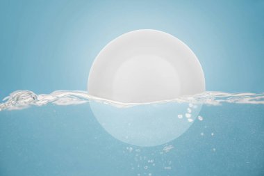 Mavi arka planda su tabaklarını yıkamak