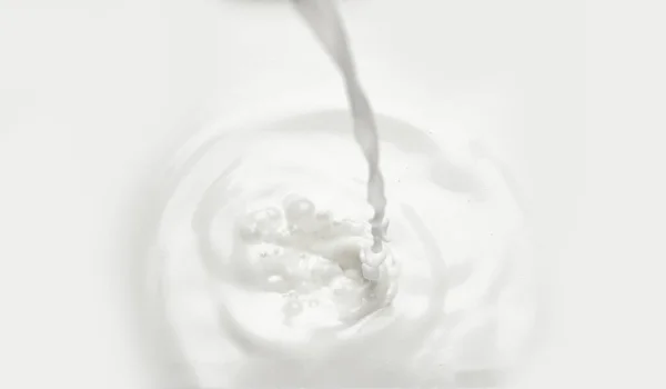 Verse Melk Gieten Bovenaanzicht — Stockfoto