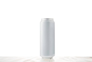 Ayrı bir arka planı olan beyaz bira kutusu.