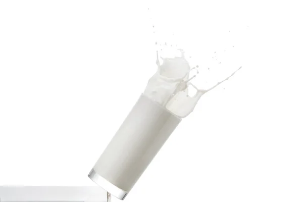 白い背景にミルクとガラスの落下 — ストック写真