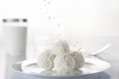 Hindistan cevizi ve sütle yoğurt tatlısı