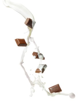 Çikolata parçaları ve sütün damlaları.