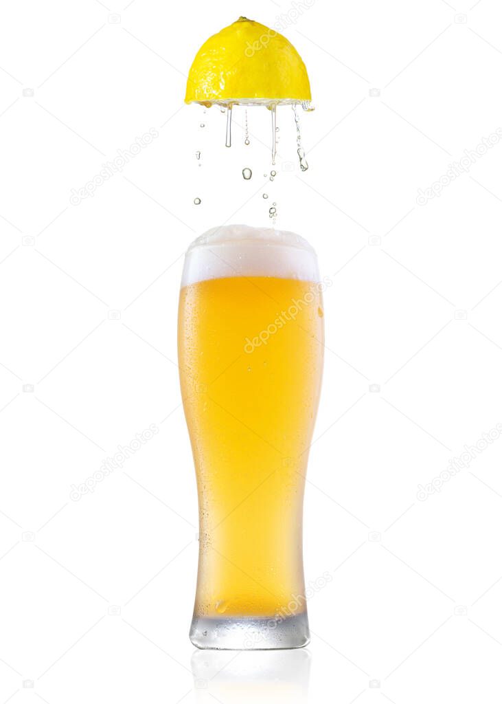 White unfiltered beer with lemon