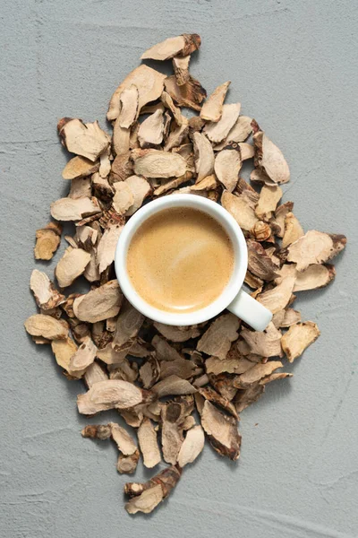 Egy Csésze Kávé Fakéregen — Stock Fotó