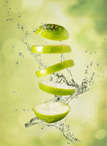 Grüner Apfel Mit Wasserspritzern Garten — Stockfoto