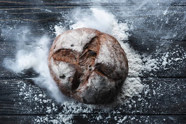 Kulatý Žitný Chléb Moukou Černém Stole Pohled Shora — Stock fotografie