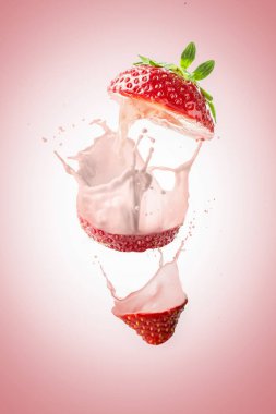 Süt damlatan çilekler (Yoğurt, krema, smoothie))