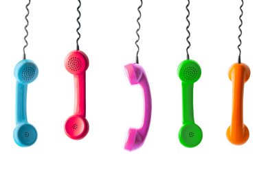 Beyaz arkaplanda çok renkli bir cep telefonu.