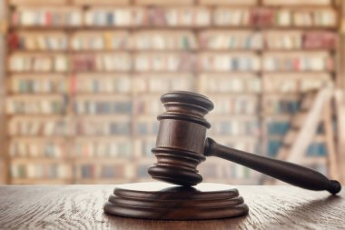 Yargıç (açık artırma) kütüphanenin arka planında tokmak