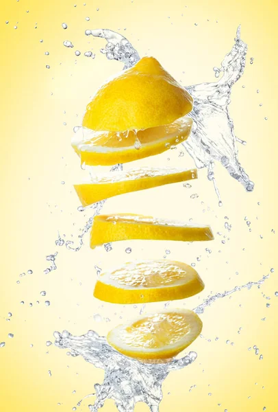 Sarı arka planda dilimlenmiş limon