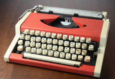 Masada kırmızı daktilo var.