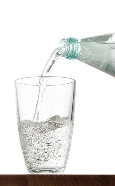 Víz Öntése Üvegbe Asztalon Izolált Háttérrel — Stock Fotó