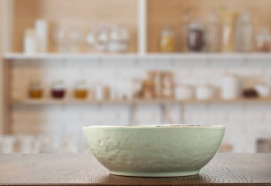 Mutfakta eski bir kase var.