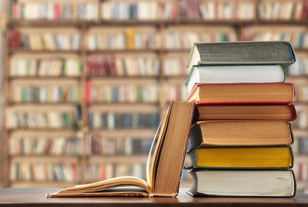 Книги на столе в библиотеке