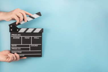 Mavi arkaplan üzerindeki film panosu