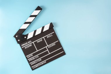 Mavi arkaplanda film panosu