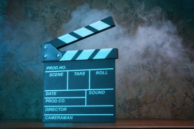Mavi ışıkta film tahtası