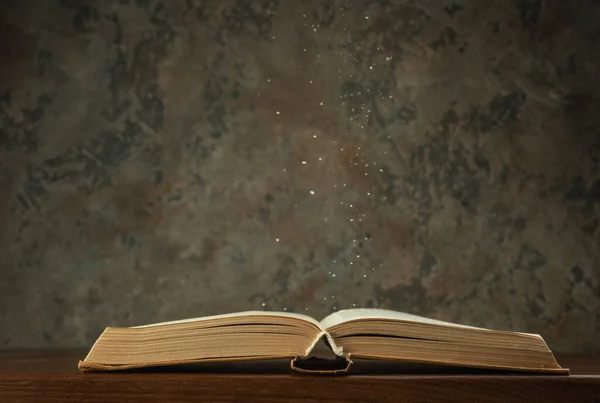 Открытая Книга Столе Пылью — стоковое фото