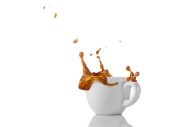 Su sıçramış bir fincan kahve.