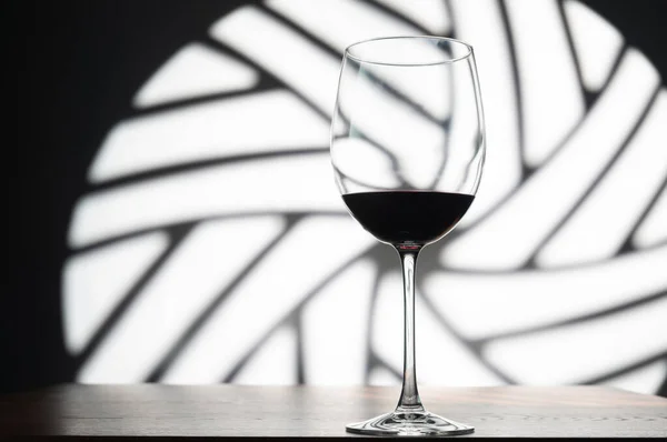 Verre Vin Rouge Sur Fond Une Fenêtre Ronde Décorative — Photo