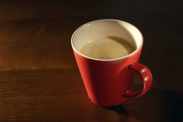 Röd Kopp Med Kaffe Bordet — Stockfoto