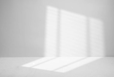 Gri arka planda kör gölgeler. Ürün sunumu için alan