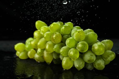 Siyah arkaplanda yeşil üzümler